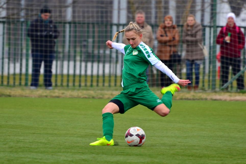 Németh Loretta bődületes szabadrúgásgólja.