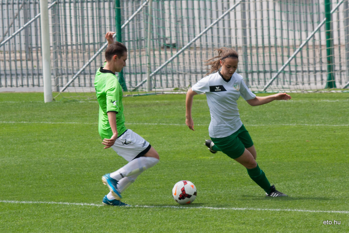 Nagy harc a labdáért.