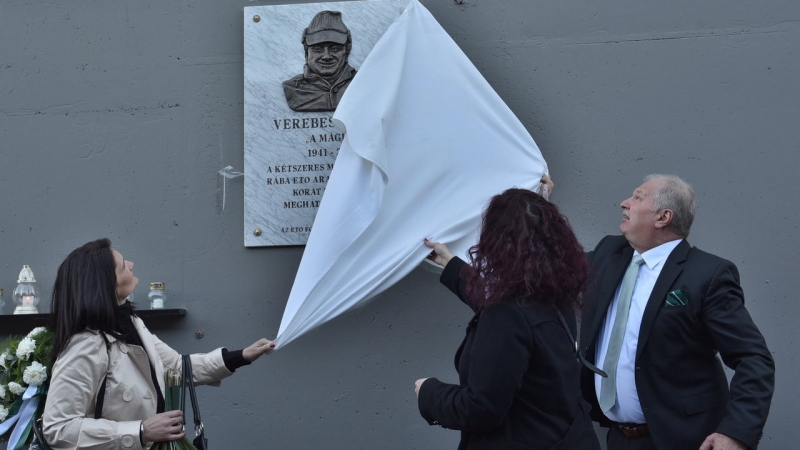 Leleplezték a Verebes Józsefről készült domborművet Győrben