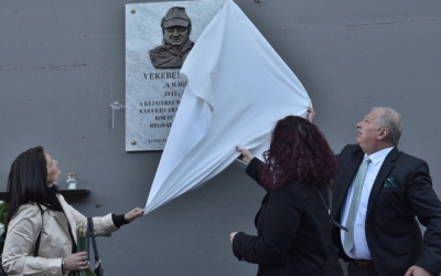 Leleplezték a Verebes Józsefről készült domborművet Győrben